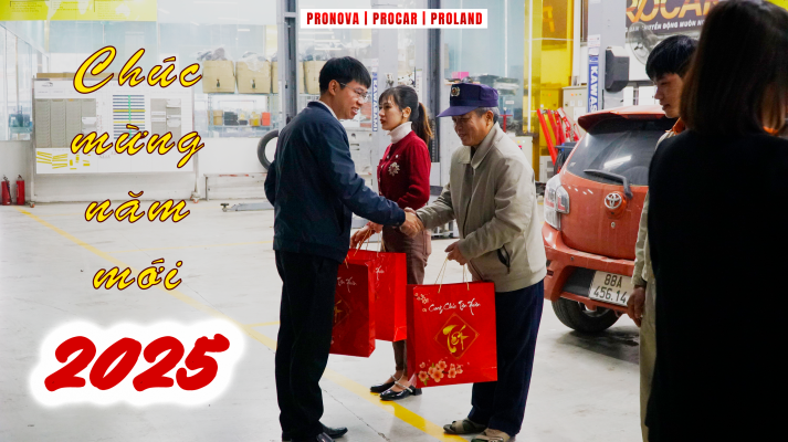 TGĐ.Khương Khắc Quân cùng trao quà đến CBNV công ty