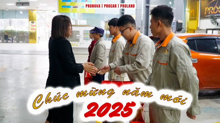 P.TGĐ Khương Thị Mai đại diện Pro Car gửi tặng quà đến từng nhân viên