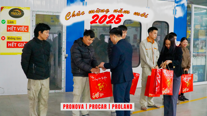 Đại diện BLĐ gửi tặng quà đến tận tay từng CBNV