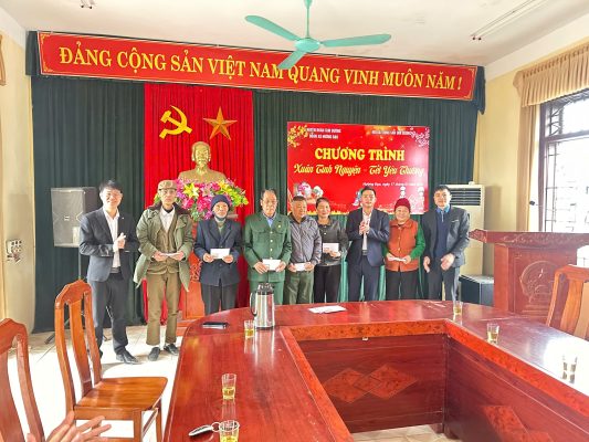 TGĐ.Khương Khắc Quân đại diện gửi tặng những phần quà đến những gia đình khó khăn trên địa bàn huyện Tam Dương