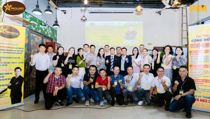 Thầy Đinh Sơn Thủy cùng các học viên trong cộng đồng vô cùng năng lượng