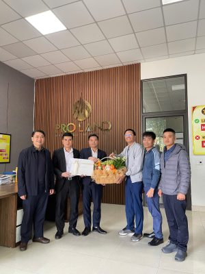 Học viên từ các tỉnh về chúc mừng thầy Đinh Sơn Thủy nhân ngày 20/11