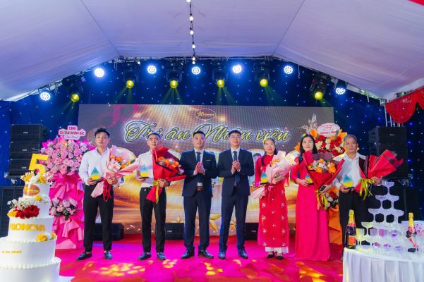 Vinh danh cá nhân xuất sắc đã cống hiến cùng công ty từ những ngày đầu thành lập